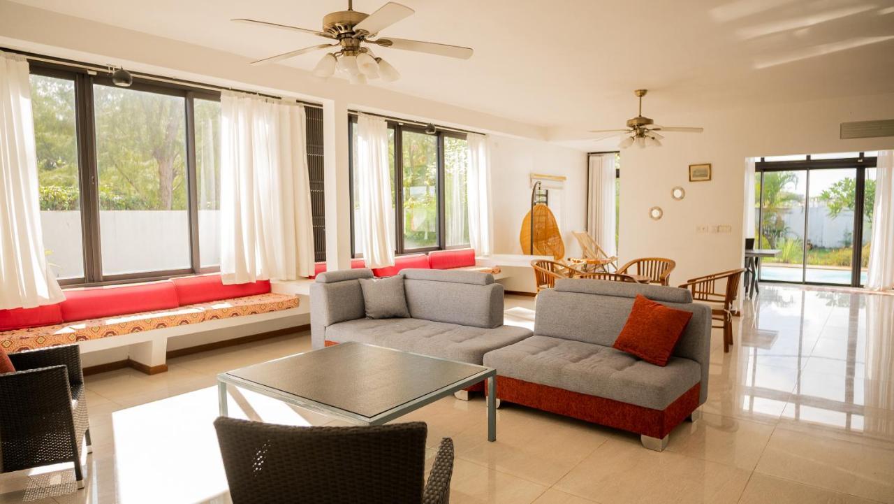 Villa Angelou - Sunlit Beach Getaway With Pool And Wifi Belle Mare Zewnętrze zdjęcie
