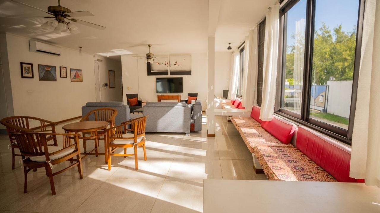Villa Angelou - Sunlit Beach Getaway With Pool And Wifi Belle Mare Zewnętrze zdjęcie